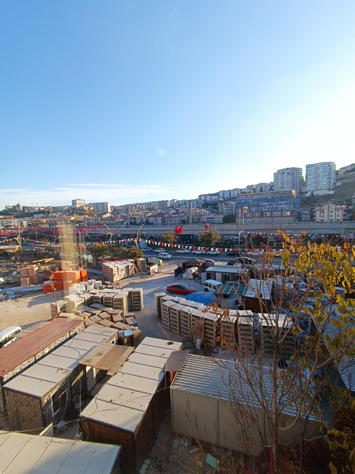 ANKARA & MAMAK & ÇARŞI İÇİ'NDE TREN İSTASYONU & MAMAK BELEDİYE YAKINI 2+1 ÖNÜ AÇIK & KAT'TA